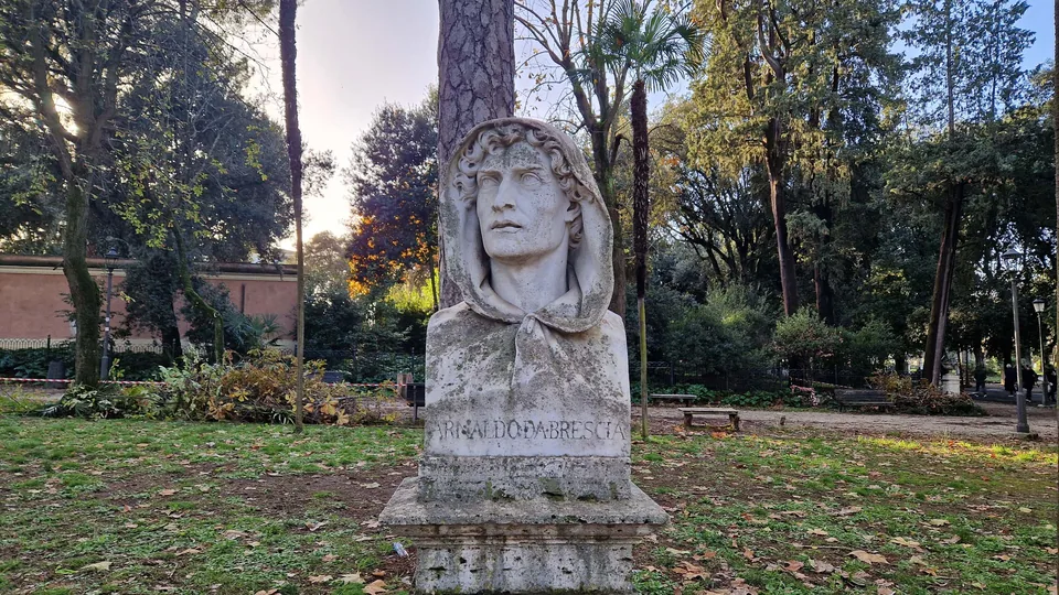 Bust of Arnold of Brescia in Pincio gardens