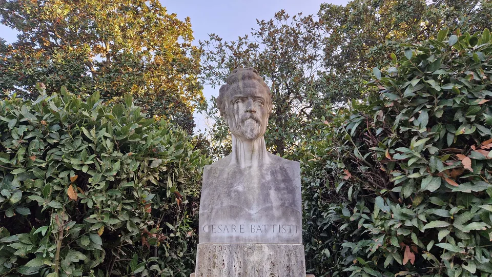 Bust of Cesare Battisti in Pincio gardens