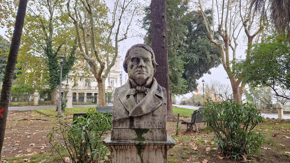 Bust of Daniele Manin in Pincio gardens