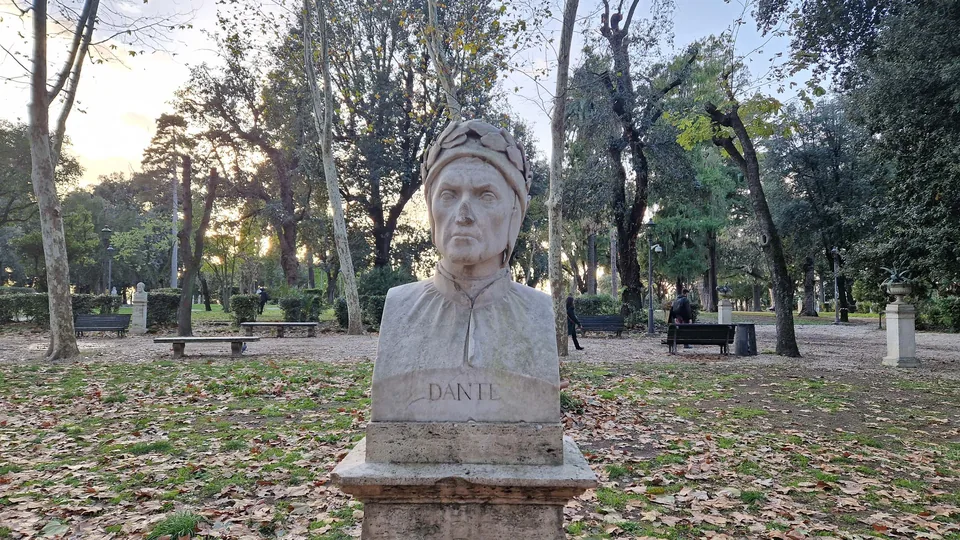 The marble bust of Dante Alighieri in the Pincio gardens