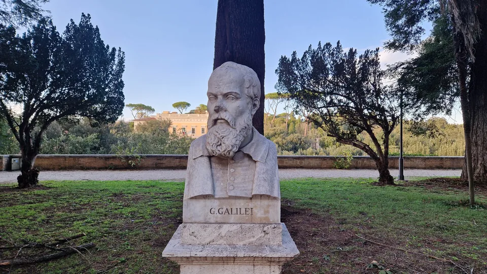 Bust of Galileo Galilei in Pincio gardens