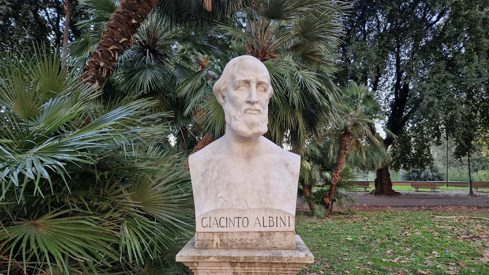 Bust of Giacinto Albini in Pincio gardens