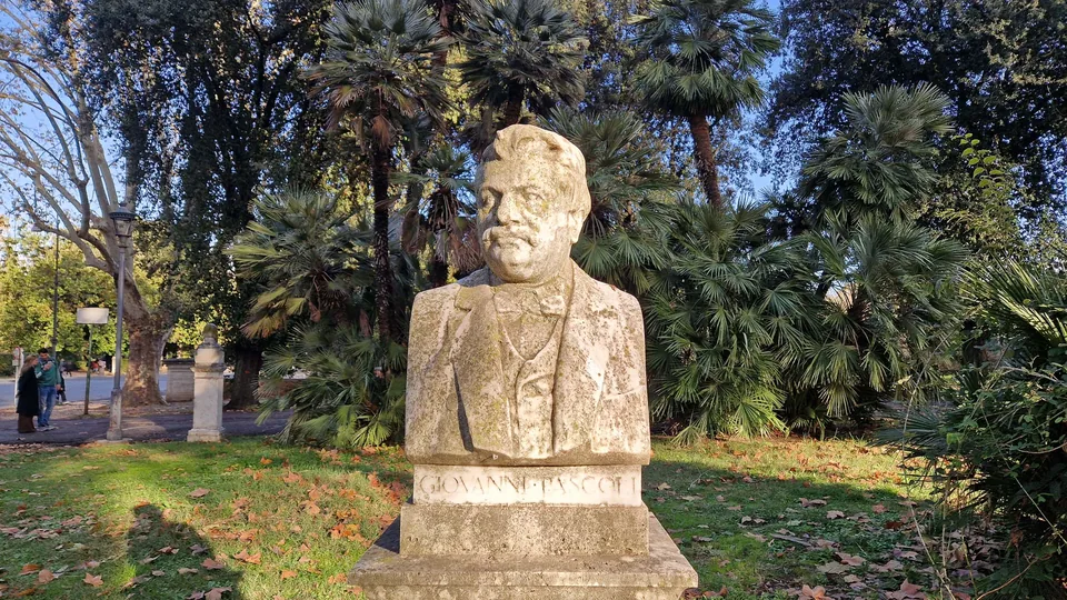 Bust of Giovanni Pascoli in Pincio gardens
