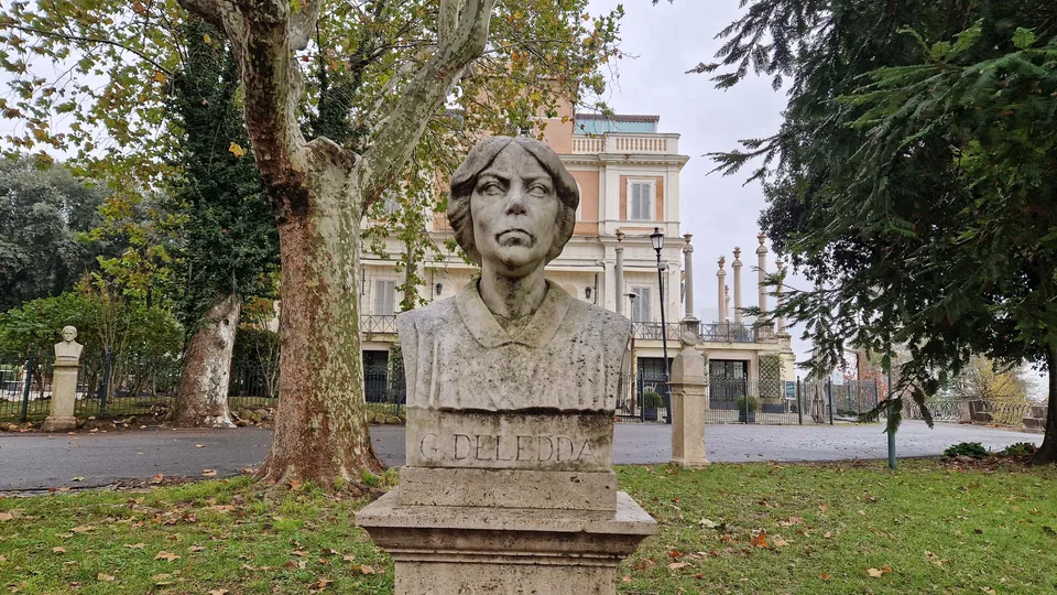 Bust of Grazia Deledda in Pincio gardens