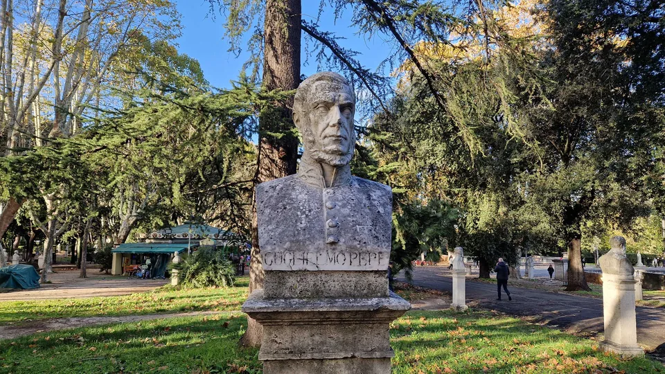 Bust of Guglielmo Pepe in Pincio gardens