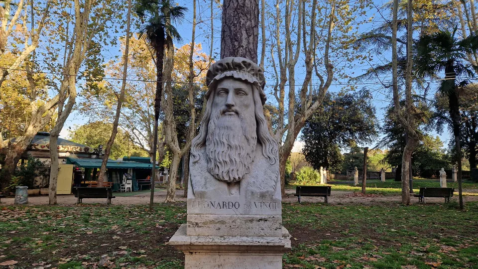 Bust of Leonardo da Vinci in Pincio gardens