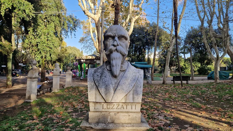 Bust of Luigi Luzzatti in Pincio gardens