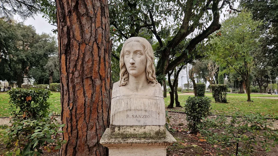 Bust of Raphael in Pincio gardens