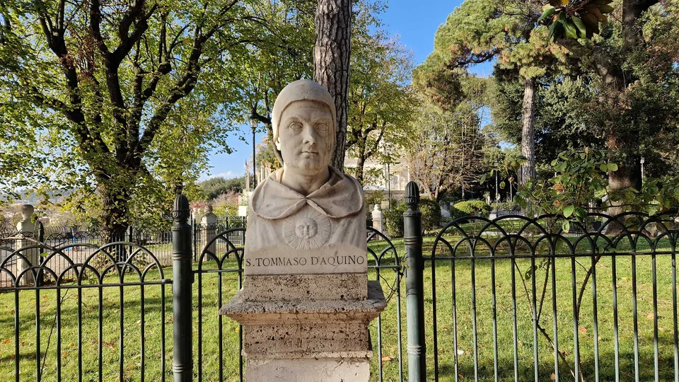Bust of Thomas Aquinas in Pincio gardens