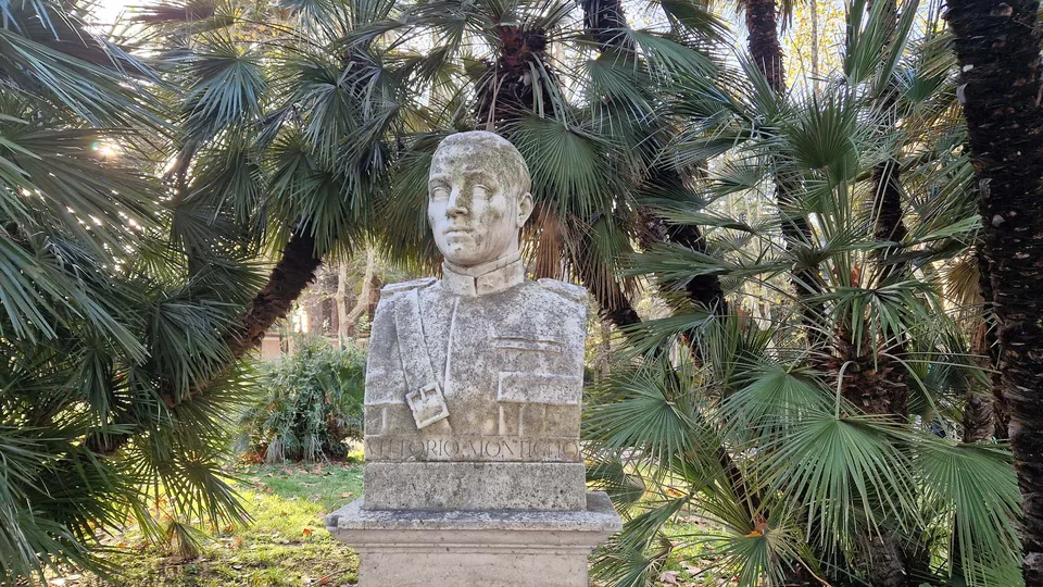 Bust of Vittorio Montiglio in Pincio gardens